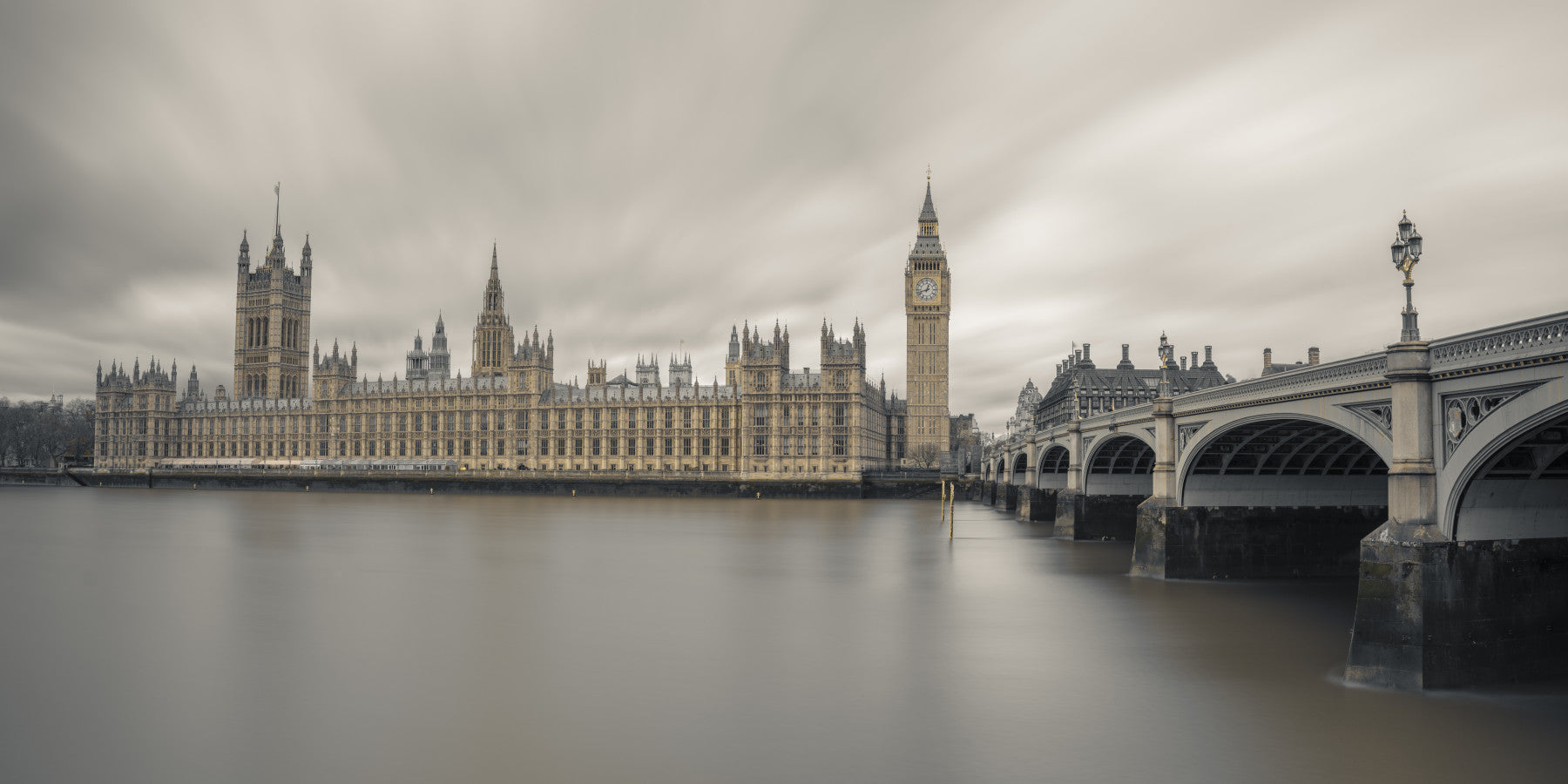 Fresque murale panoramique de Westminster et de Big Ben dans une ambiance atmosphérique