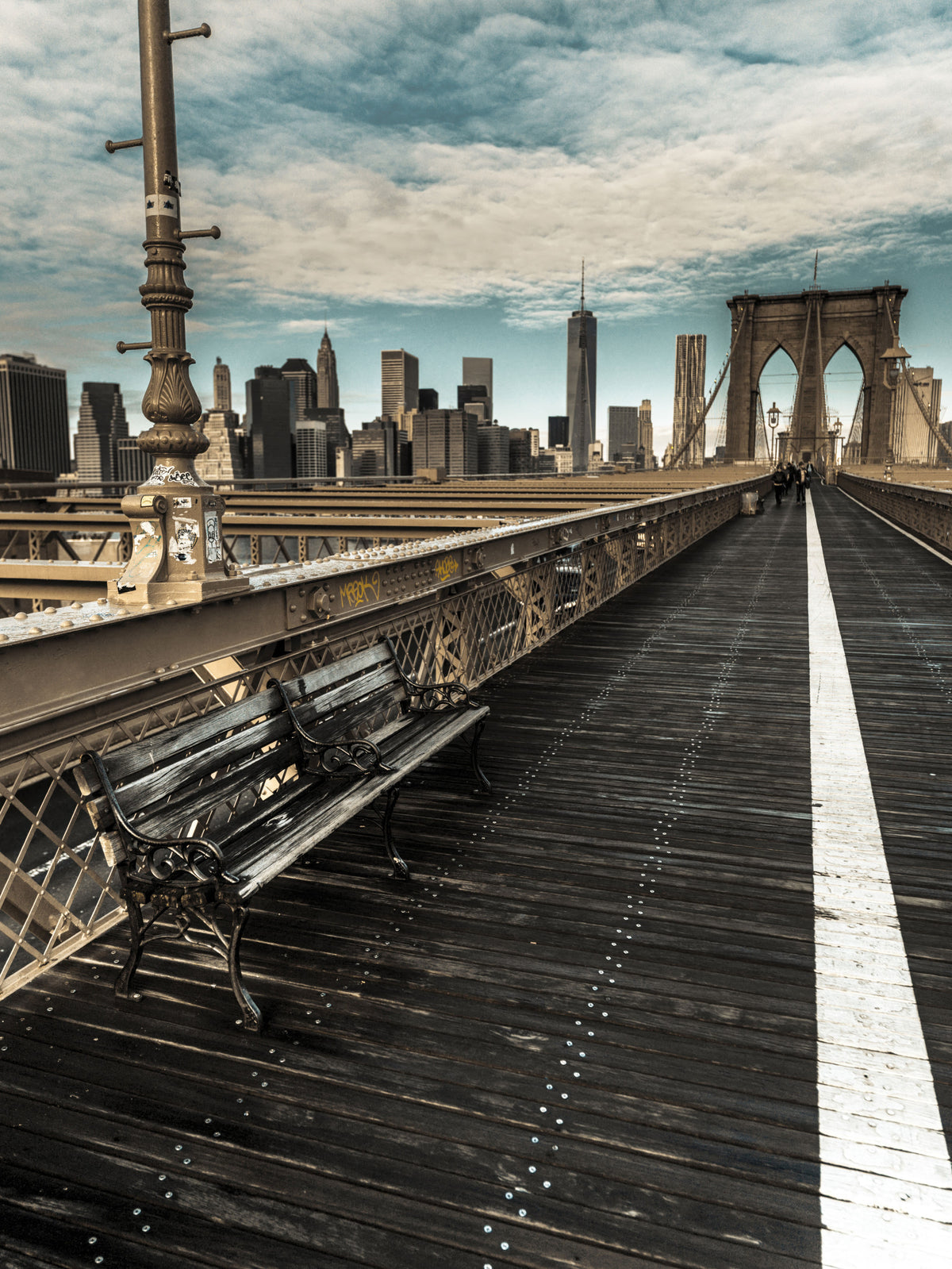 Väggmålning med Brooklyn Bridges gångväg och stadssilhuett
