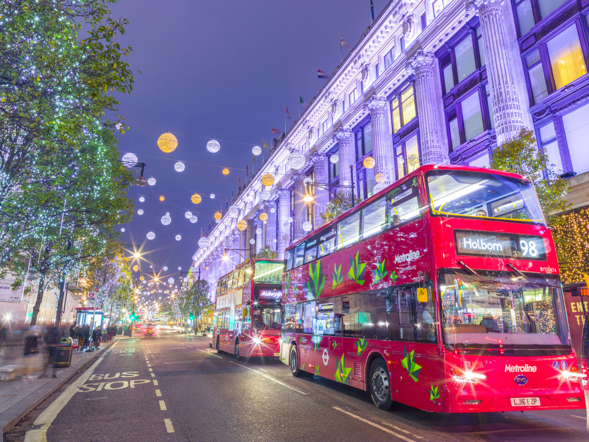 Festliches Londoner Straßenbild als Wandbild
