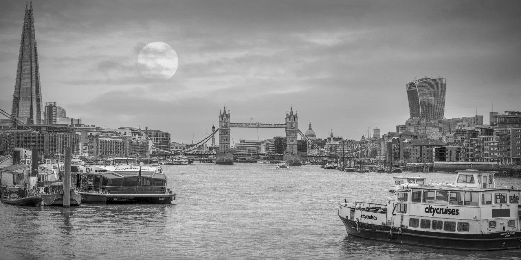 Murale panoramico delle rive del Tamigi al chiaro di luna