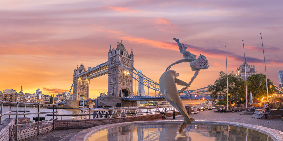 Fresque murale « Fontaine du soir au Tower Bridge » in your room — zoomed