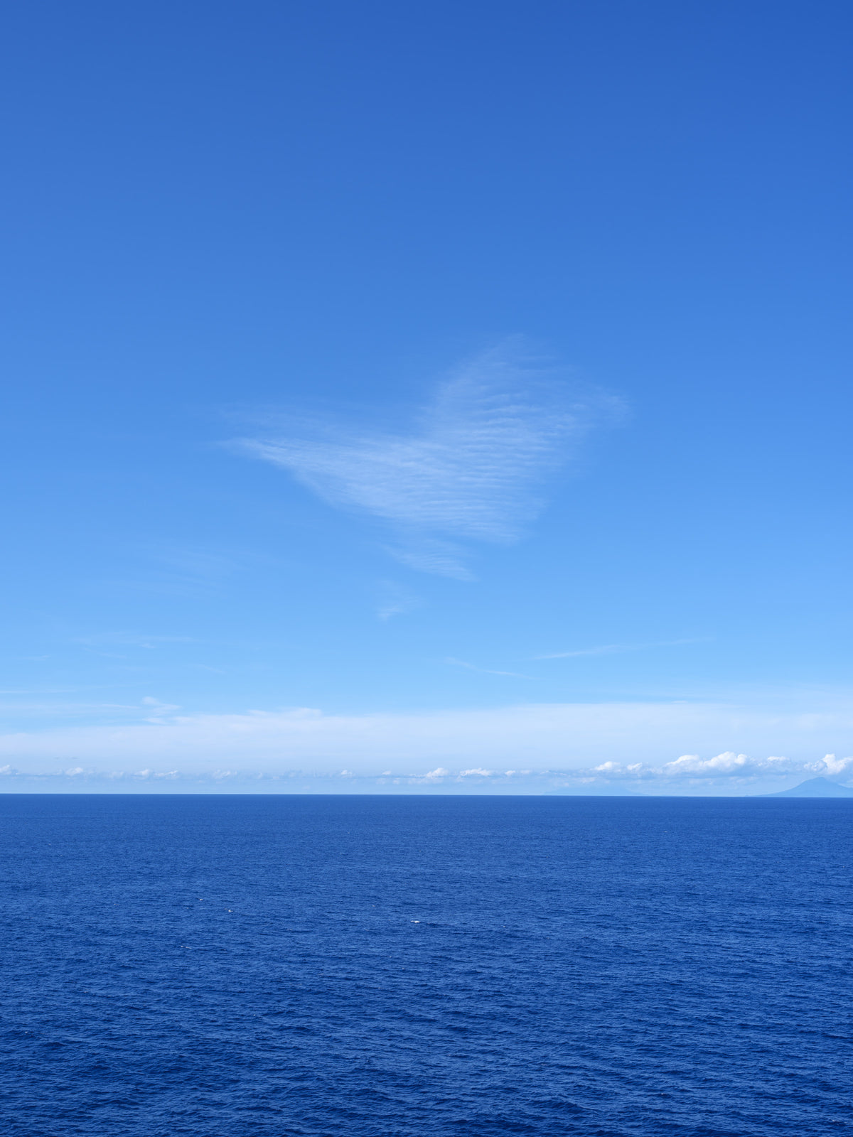 Minimalistisk veggmaleri med utsikt over asurblå himmel og hav