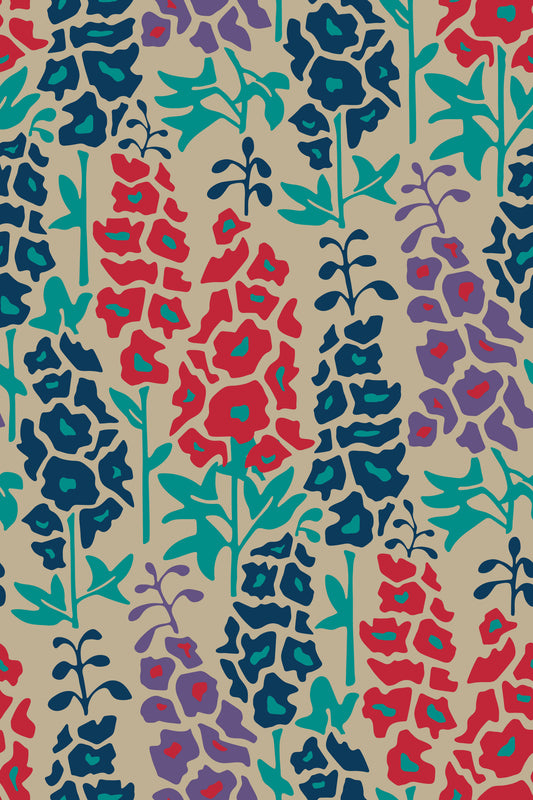 Tapete „Delphinium Garden“ mit roten, violetten und marineblauen Retro-Sommerblumen