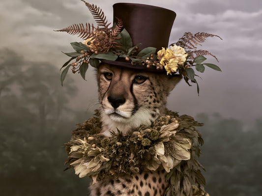Papier peint panoramique mural représentant un guépard avec un haut-de-forme et une couronne florale