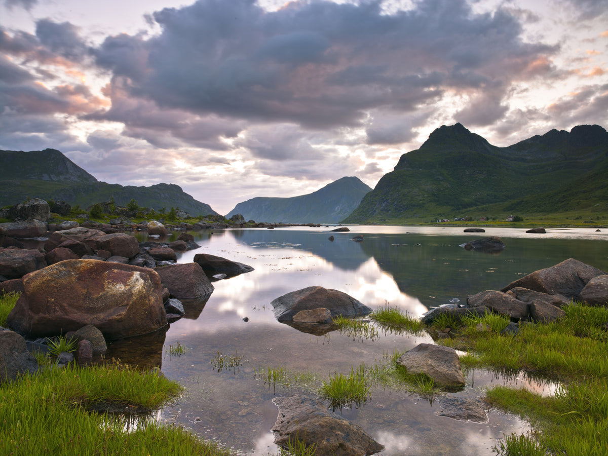 Wandvullende muurschildering Stilstaand water en hooglandhorizon in your room — zoomed