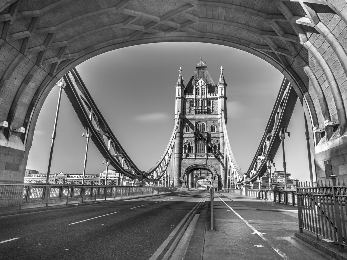 Papier peint panoramique représentant une traversée de rivière et une architecture gothique