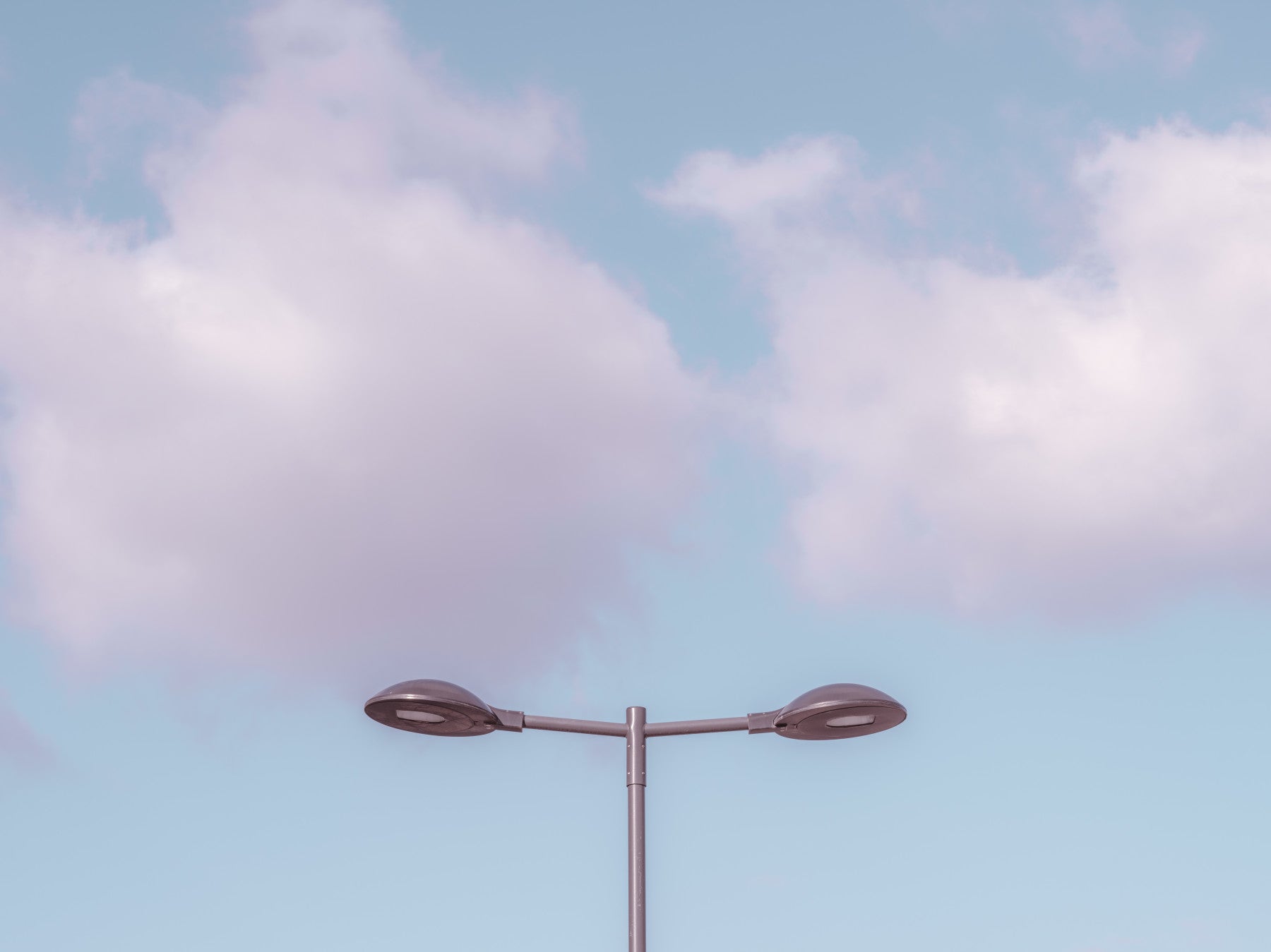 Minimalistisches Wandbild mit urbaner Silhouette in der Abenddämmerung