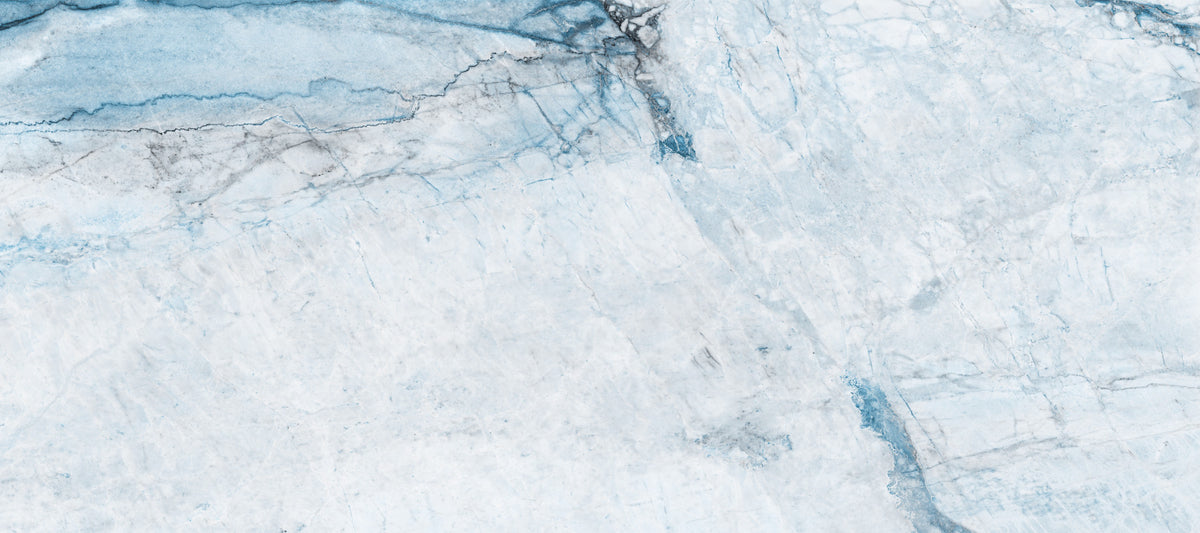 Papier peint panoramique à veines de marbre bleu froid in your room — zoomed