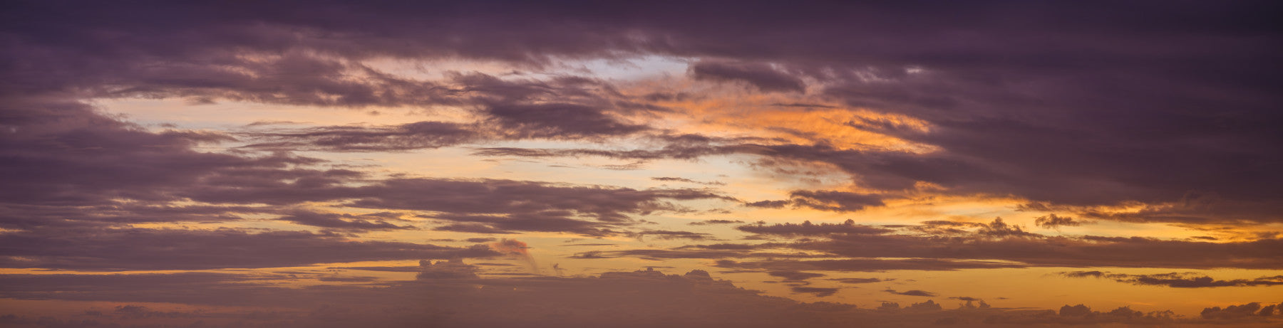 Wandbild mit feurigem Sonnenuntergang am Horizont