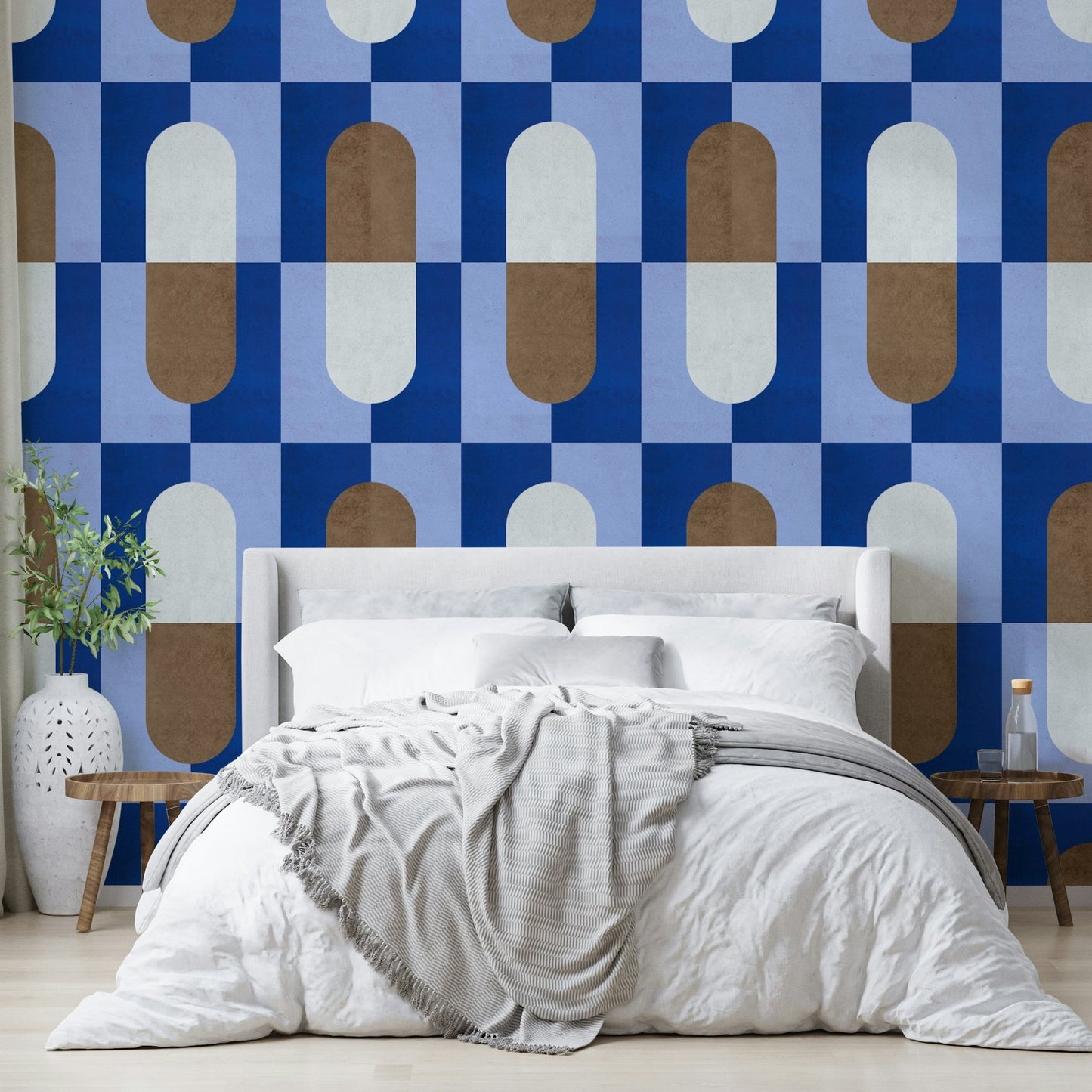 Bold retro lines on wallpaper

