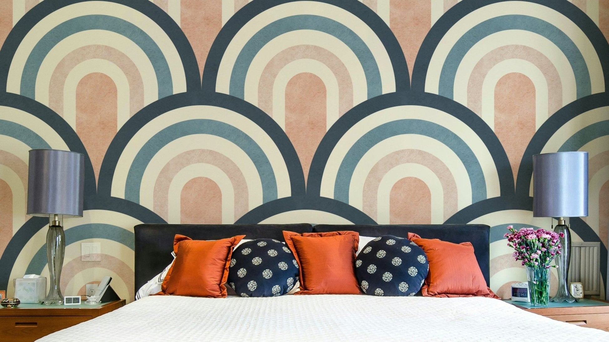 A wallpaper with a repeating archway pattern.

