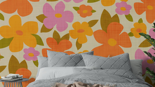 Papel de parede retro com flores vibrantes em tons de laranja, rosa e amarelo.