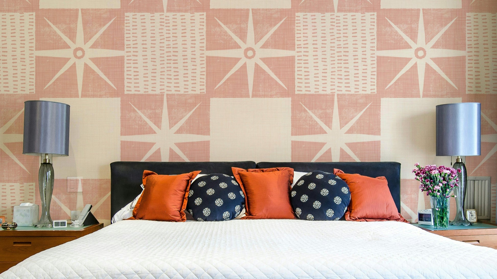 Retro starburst quilt block pattern in pink tones

