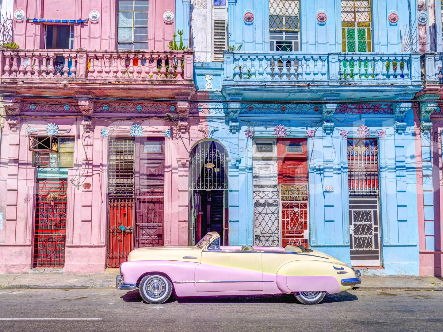 The wallpaper features a subtle, urban pattern.

