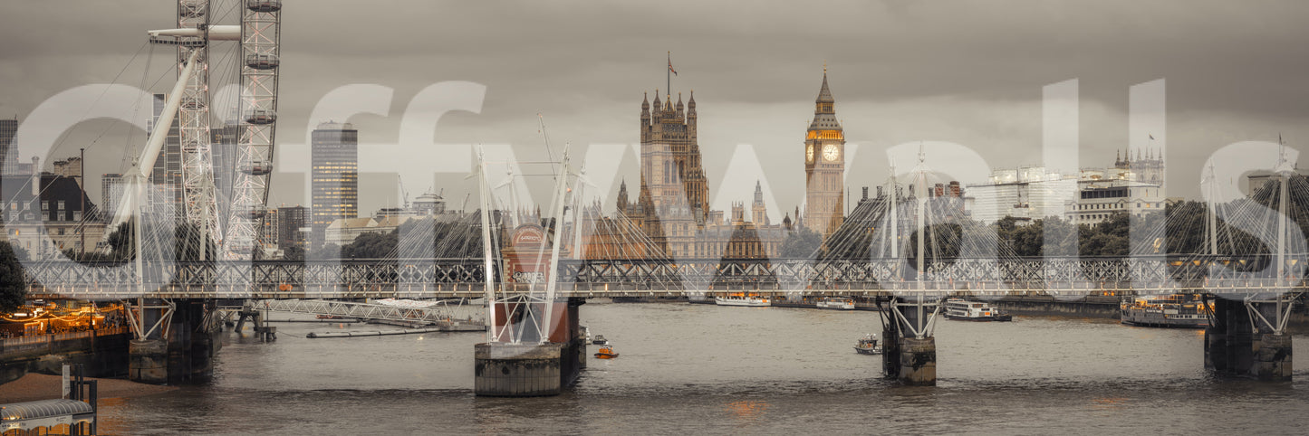 The wallpaper features a subtle, urban pattern.

