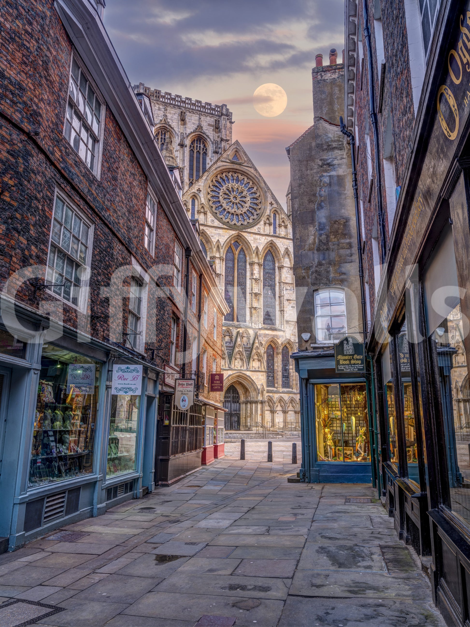 The wallpaper features a moonlit street.

