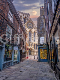 The wallpaper features a moonlit street.

