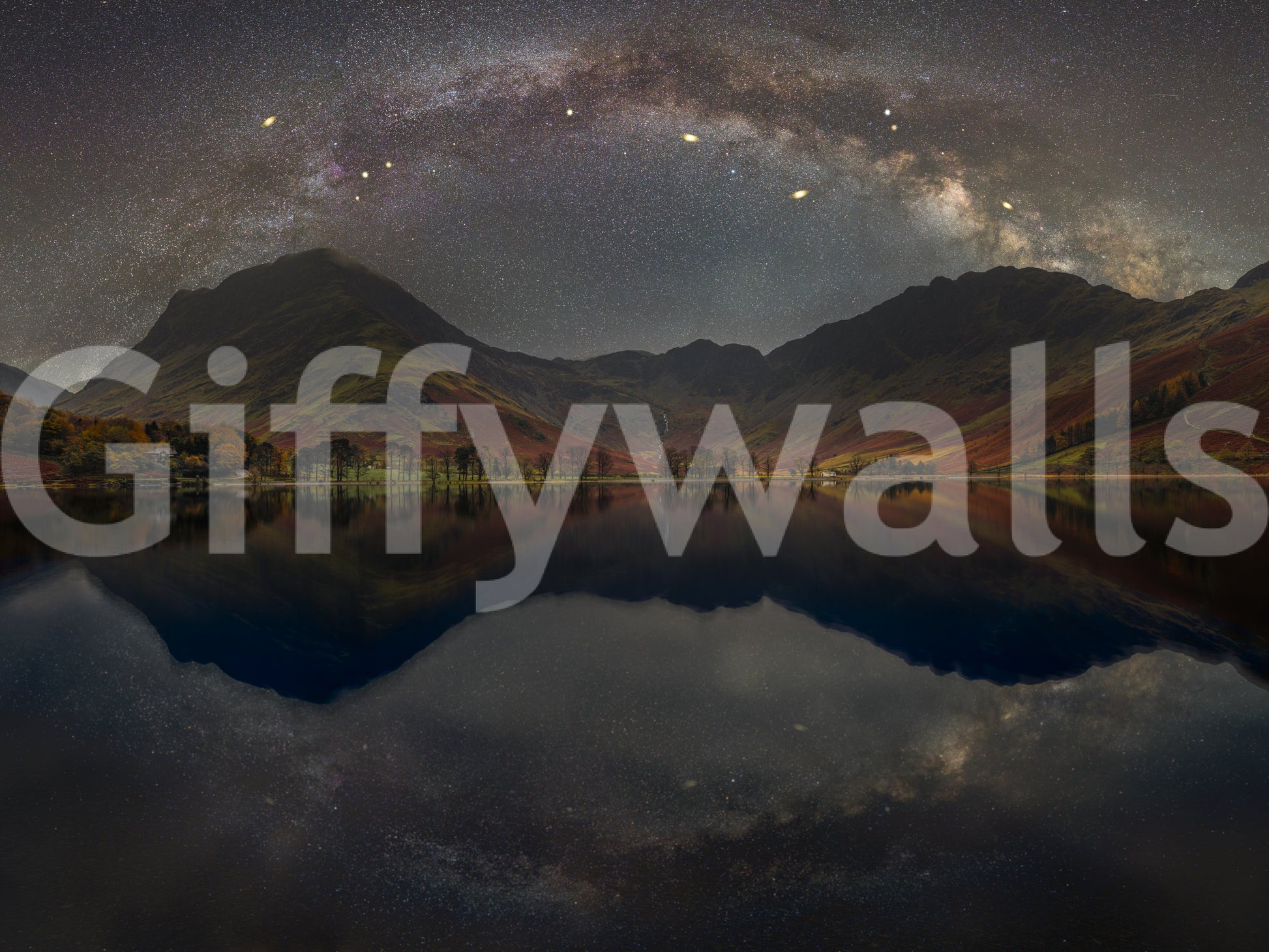 A detail of the mountain ridges and foliage.

