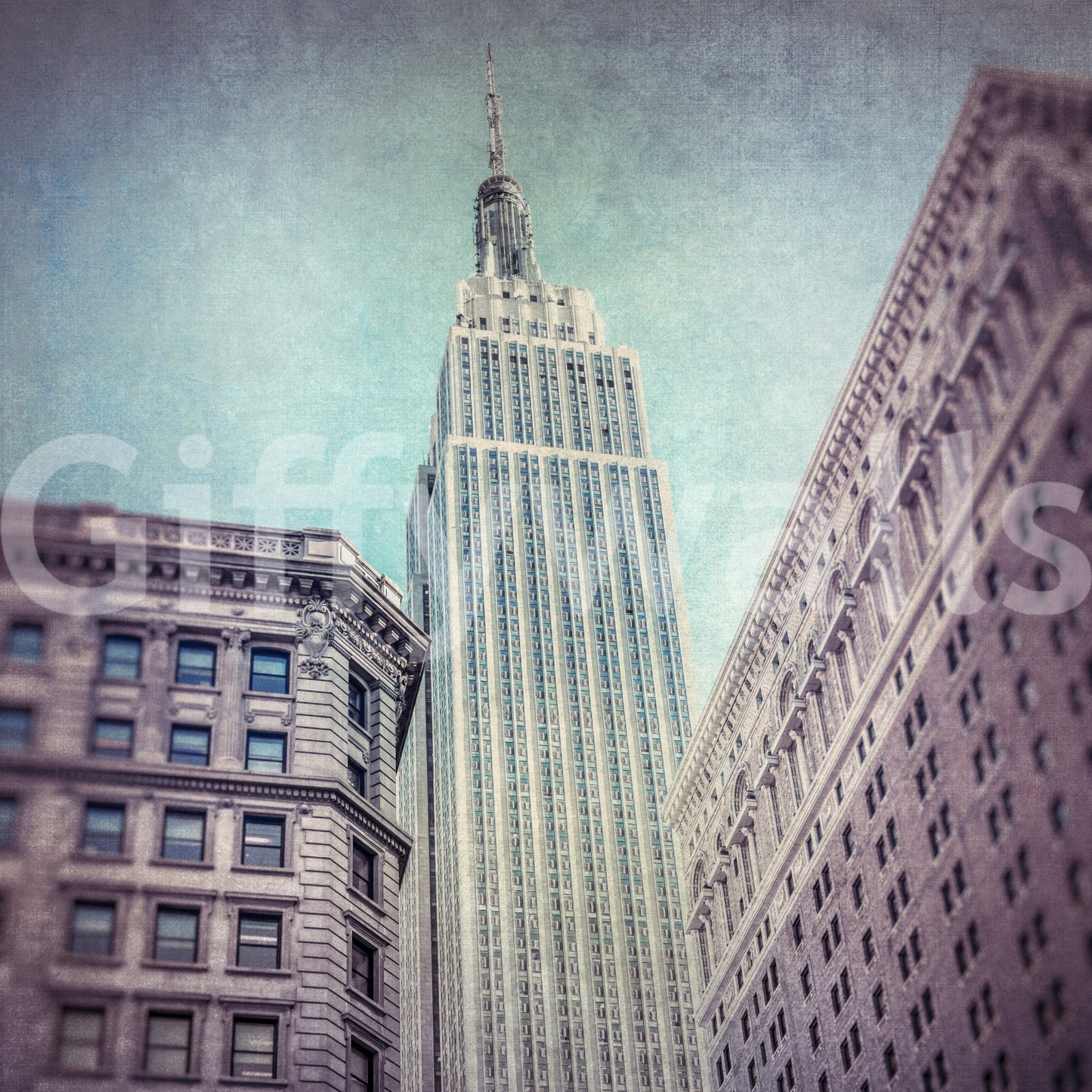 Iconic Majesty wallpaper photo: Classic central Manhattan structure.