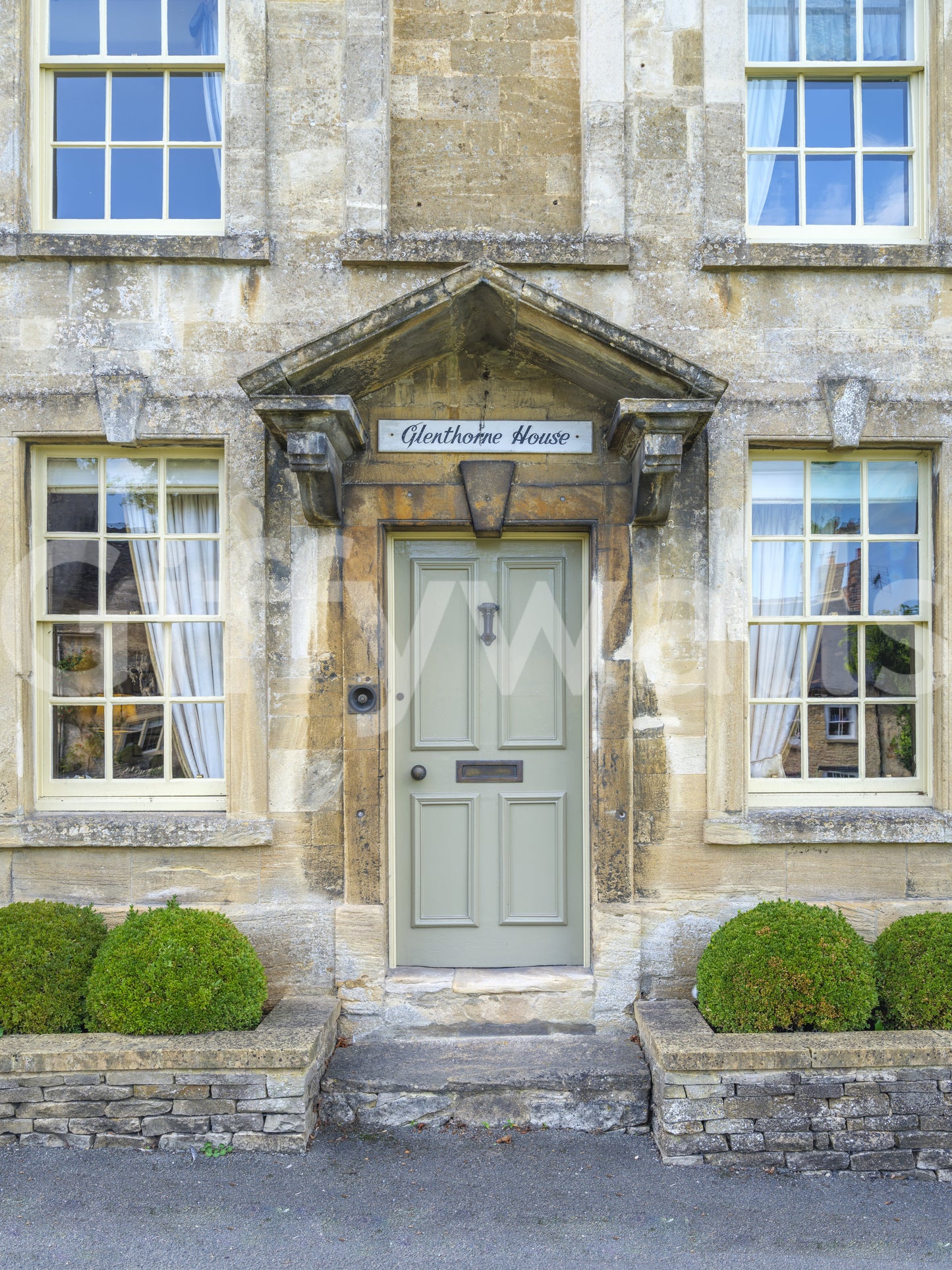 歴史的な石造りの家の壁画