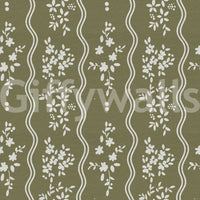 Olive Meadow Tapete mit welligem Streifen
