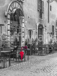 Rote Regenschirm an ruhiger italienischer Straße Wandbild