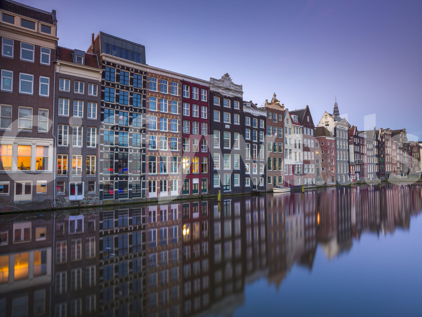 Fototapet arhitectură la amurg pe canalul din Amsterdam