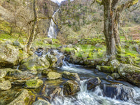Papier peint mural cascade en haute montagne avec ruisseau en cascade
