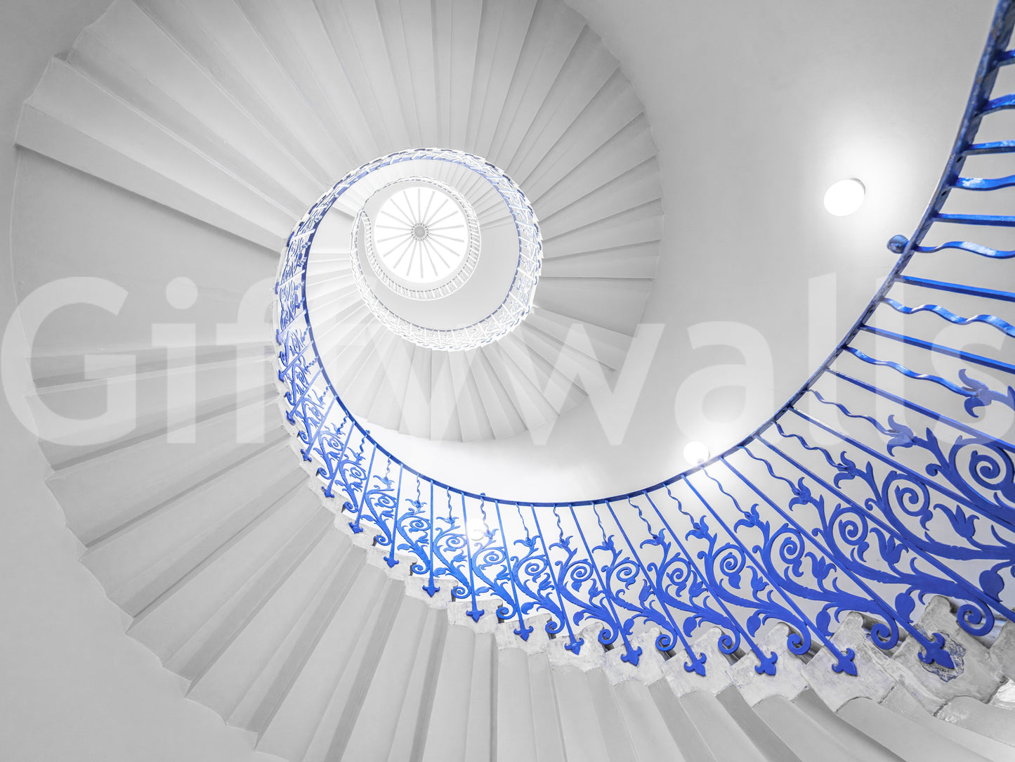 Väggmålning med arkitektonisk detalj av koboltblå spiraltrappa