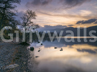 Tapete „Dunstiger See – Sonnenuntergang am Horizont“