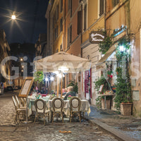 Fototapeta ścienna „Europejskie wieczorne bistro przy brukowanej uliczce”