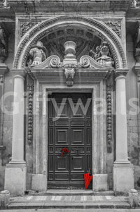 Fresque murale d’entrée en pierre baroque