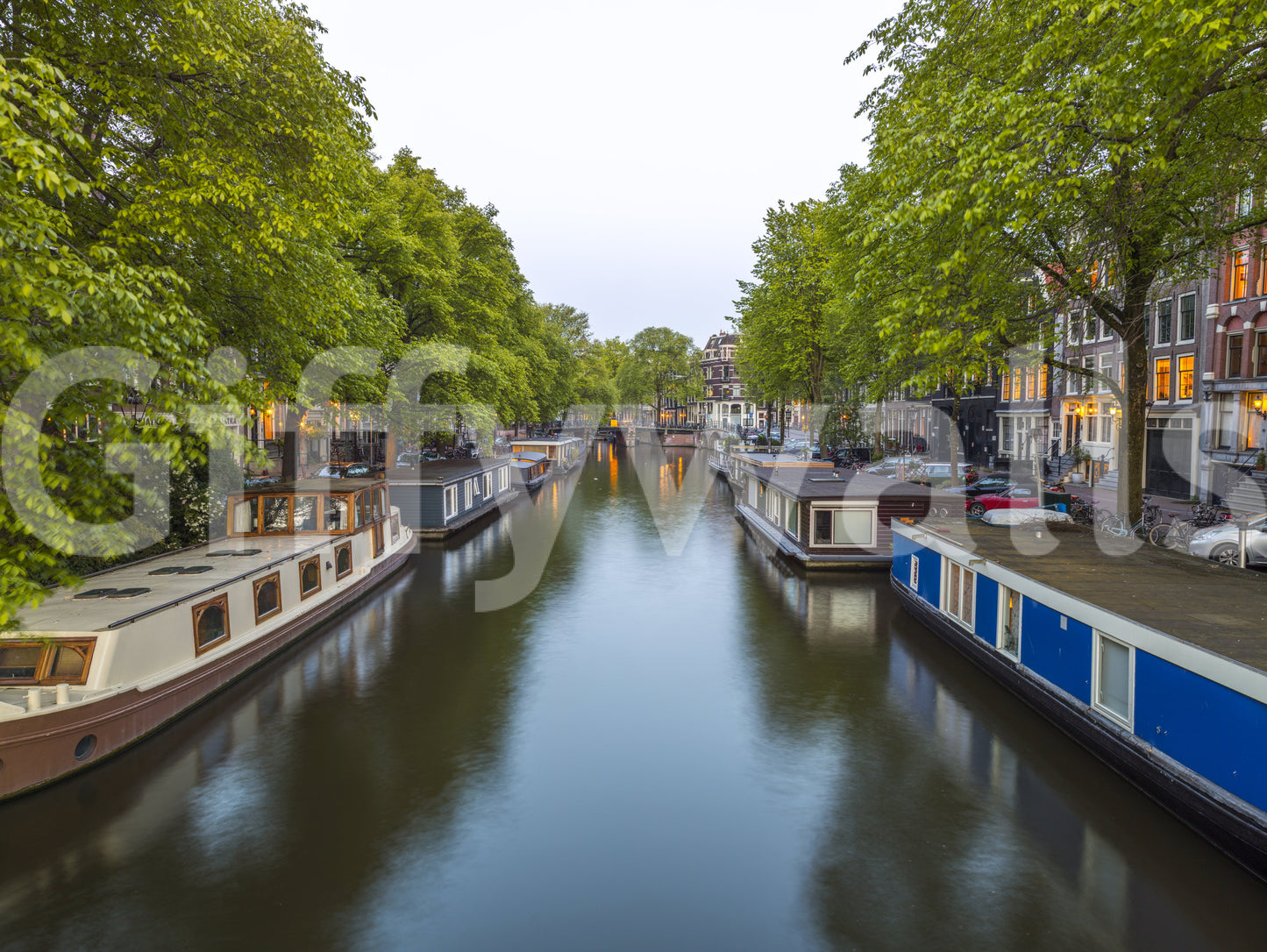 Vægmaleri med spejling af Amsterdams flodbredder