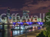 Kvällsstadsvy över Themsen – väggmålning wallpaper