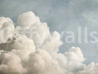 Verträumtes Wandbild mit gemalten Wolken