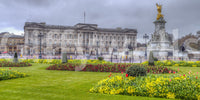 Vue panoramique murale du palais et du jardin printanier