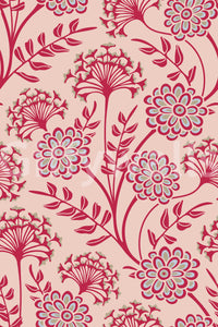 Danube Retro vintage bloemenbehang met zinnia en fluitenkruid in Viva Magenta-rood en Warm Sand