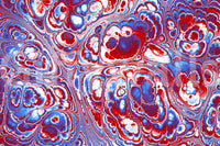 Flux d’énergie abstrait en marbre rouge et bleu