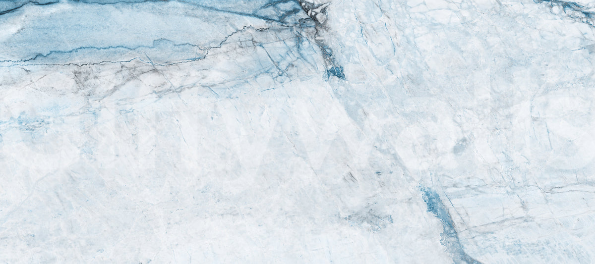 Papier peint panoramique à veines de marbre bleu froid