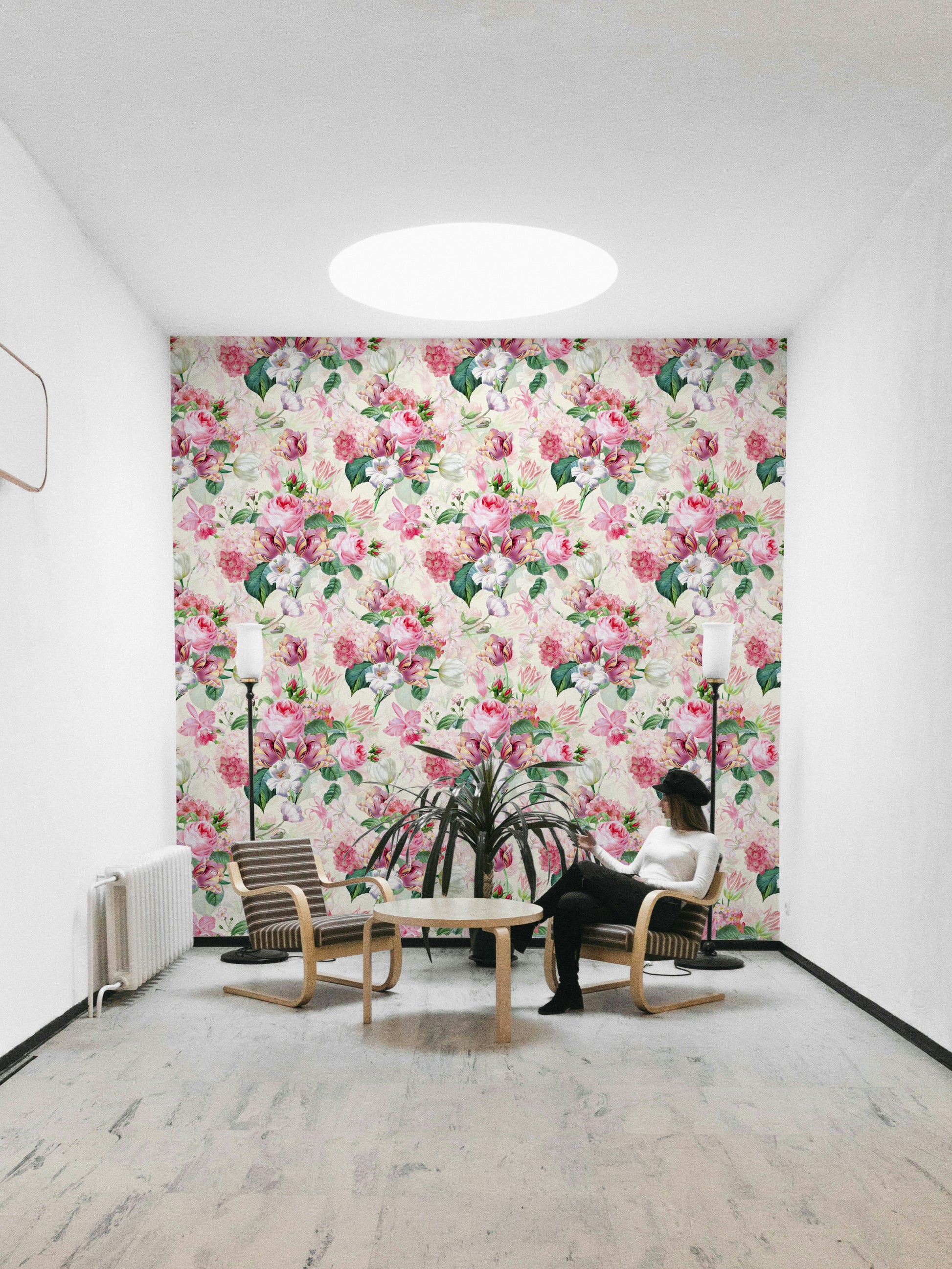 Watercolor roses wallpaper with gentle hues and soft floral accents.

